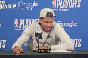 邓肯和海军上将身着主场统一T恤，在场边看得津津有味